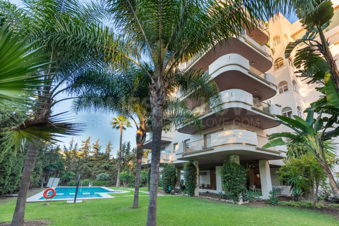 Hermoso apartamento de dos dormitorios en una urbanización buscada en Nueva Andalucía, Marbella