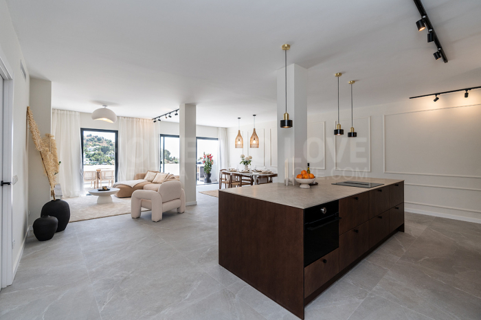 Apartamento reformado y super amplio con vistas al mar, golf y montaña en La Quinta Golf, Benahavis