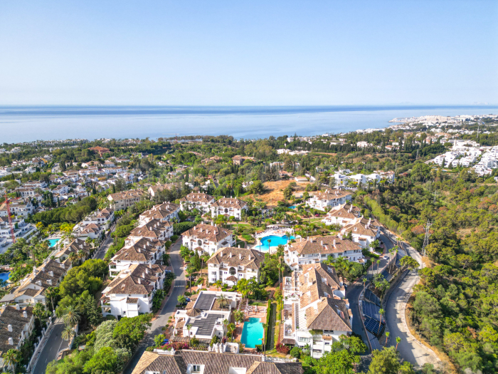 Maravilloso ático dúplex orientado al sureste en la exclusiva y cerrada comunidad de Monte Paraíso en la Milla de Oro
