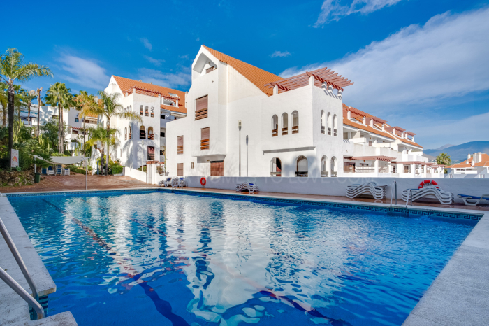 Hermoso apartamento de tres dormitorios, orientado al este, situado en uno de los complejos más deseables de Nueva Andalucía, La Maestranza.