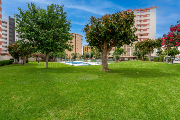 Luminoso piso reformado a solo 500 m de la playa de Fuengirola. 2 dormitorios + comedor, 2 baños, cocina amplia, balcón y zonas comunes con piscina y pista deportiva. Segunda planta con ascensor.