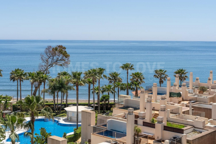 Beachfront Penthouse with Private Pool – Estepona
