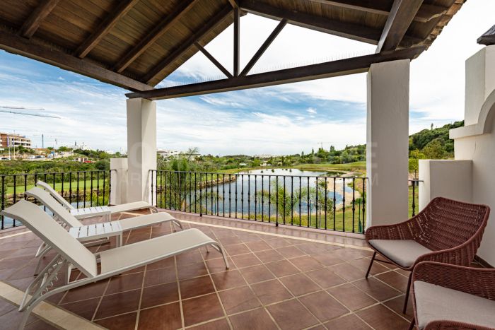 Villas y Pareadas en primera Línea de Golf en Estepona. Azata Golf Villas es un complejo residencial compuesto  de 45 chalets independientes y pareados ubicados en un  entorno paradisíaco, rodeado de lagos y greens dentro  del complejo de Azata Golf.