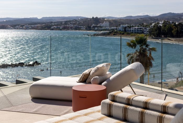 Ikkil Bay: ocho exclusivas residencias de lujo en primera línea de playa en Estepona, con amplias terrazas, vistas al mar y servicios de primer nivel.